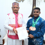 रायपुर : मुख्यमंत्री श्री साय से एशियन मेन्स इक्विप्ड पावरलिफ्टिंग चैंपियनशिप के पदक विजेता खिलाड़ी श्री जे. भागवत राव ने की सौजन्य मुलाकात