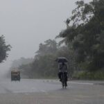 मानसून की विदाई के बीच देश में आफत की बारिश: MP में उफनते नाले में कार बहने से 8 मौतें, छत्तीसगढ़ में आकाशीय बिजली का कहर