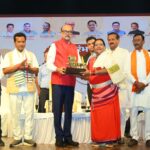 रायगढ़ चक्रधर समारोह में राज्यपाल श्री रमेन डेका ने कलाकारों का किया सम्मान