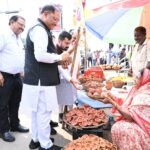 राजधानी रायपुर के तेलीबांधा मरीन ड्राइव में सड़क किनारे दिखा मुख्यमंत्री का सहज अंदाज
