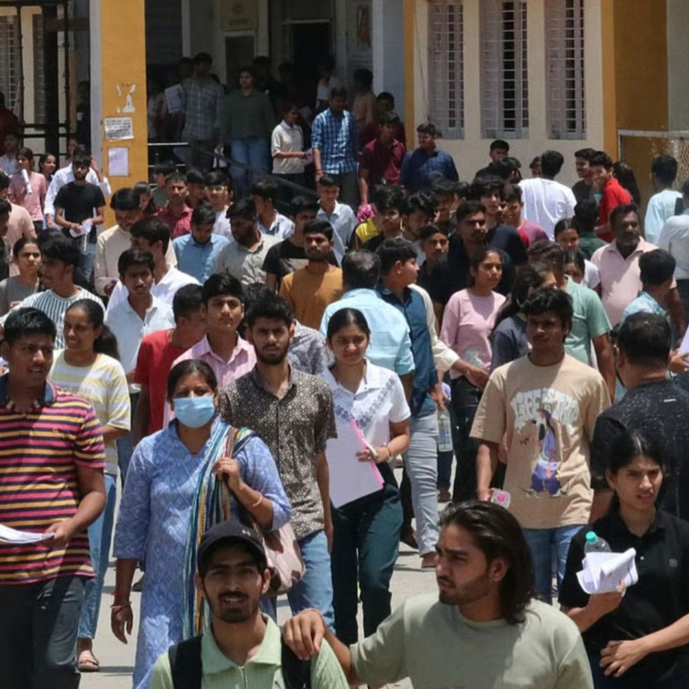 महाराष्ट्र TET का पेपर आगरा प्रिंटिंग प्रेस से लीक हुआ:पुलिस ने कहा- आरोपियों ने जूते में छिपाकर बाहर निकाला, 8 हजार रुपए में बेचा था