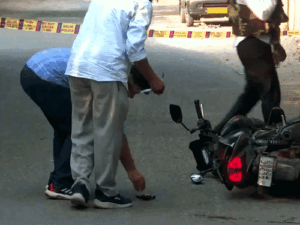 दिल्ली के कालकाजी में नाबालिग से गैंगरेप:दर्शन कर दोस्त के साथ पार्क गई, 3 युवकों ने पुलिसकर्मी बनकर धमकाया; एक गिरफ्तार, सितंबर में तीसरा मामला